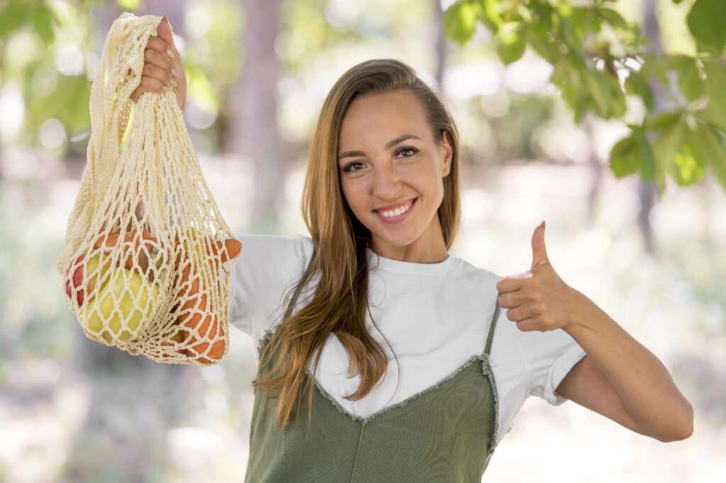 Mujer con productos EcoVibe