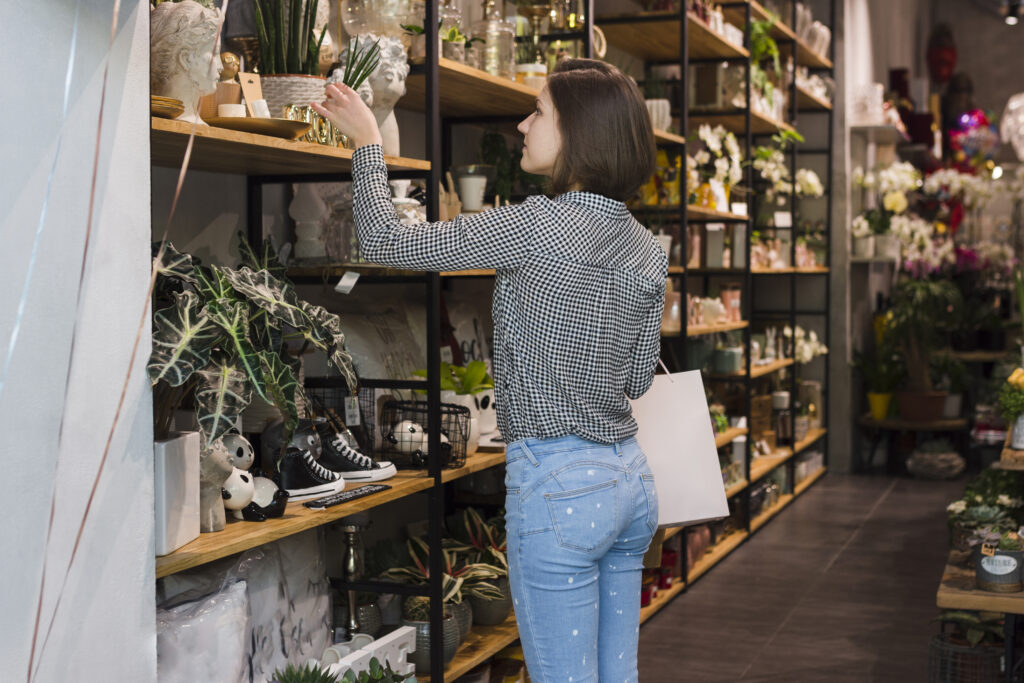 Mujer en tienda sostenible